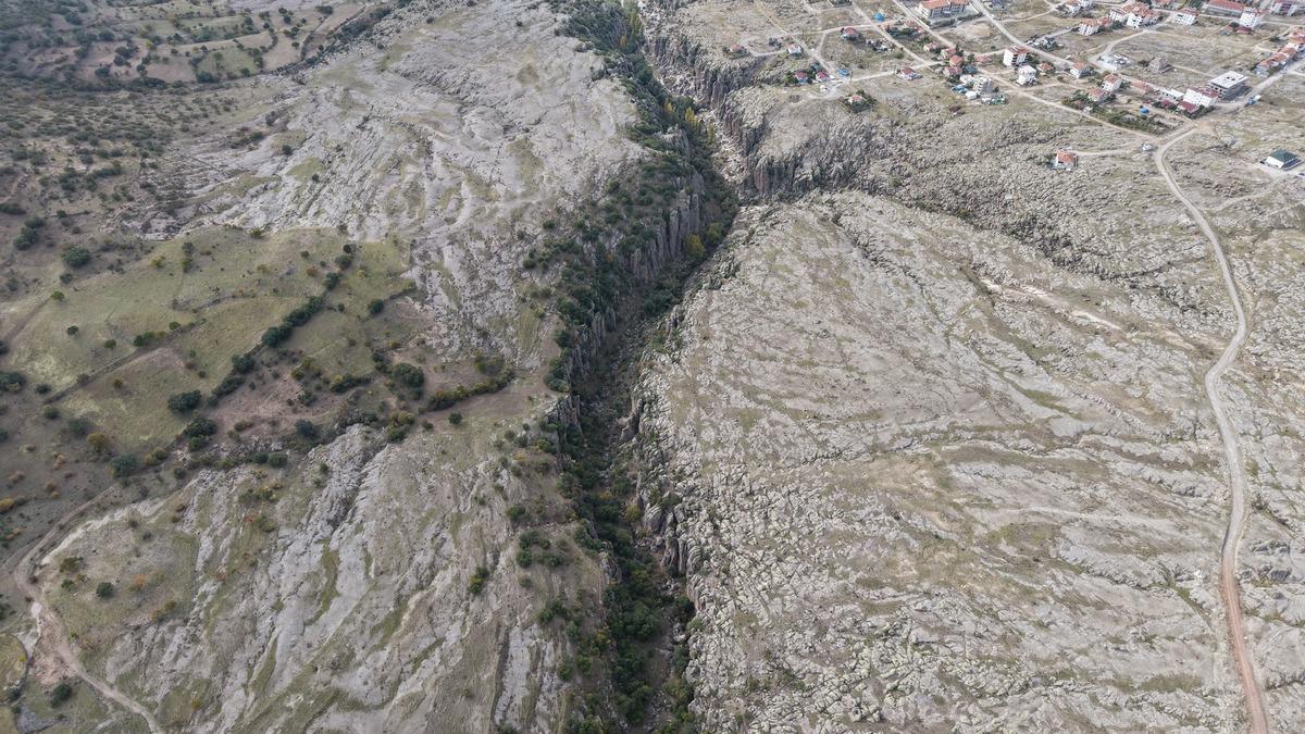 Dev kayaların içini oyarak yapmışlar: Aksaray da vadinin içindeki gizli şehir 1