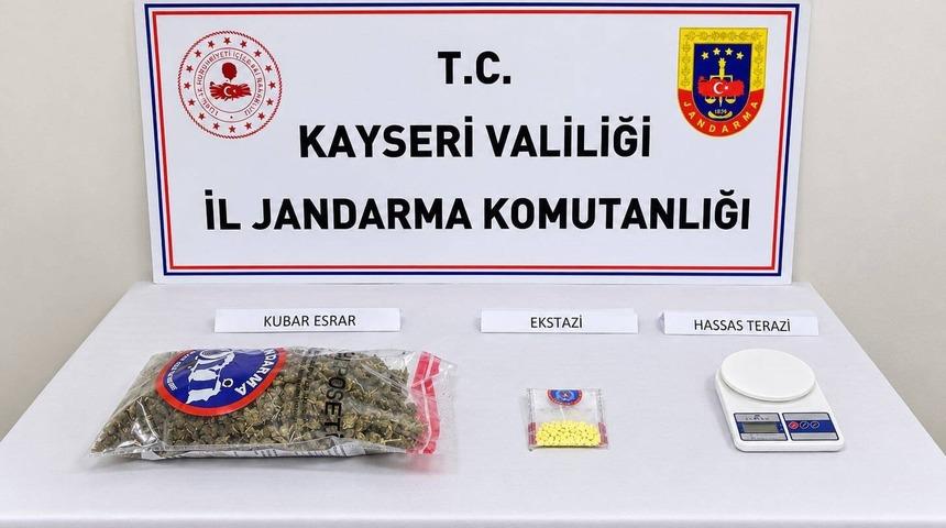 Kayseri&rsquo;de 1 kilo uyuşturucu ele ge&ccedil;irildi