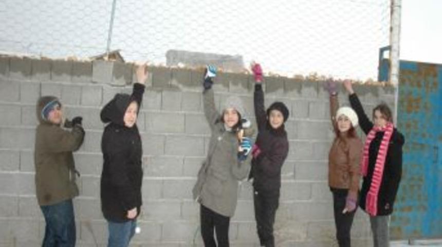 &Ccedil;ocuklar sokak hayvanlarını unutmadı