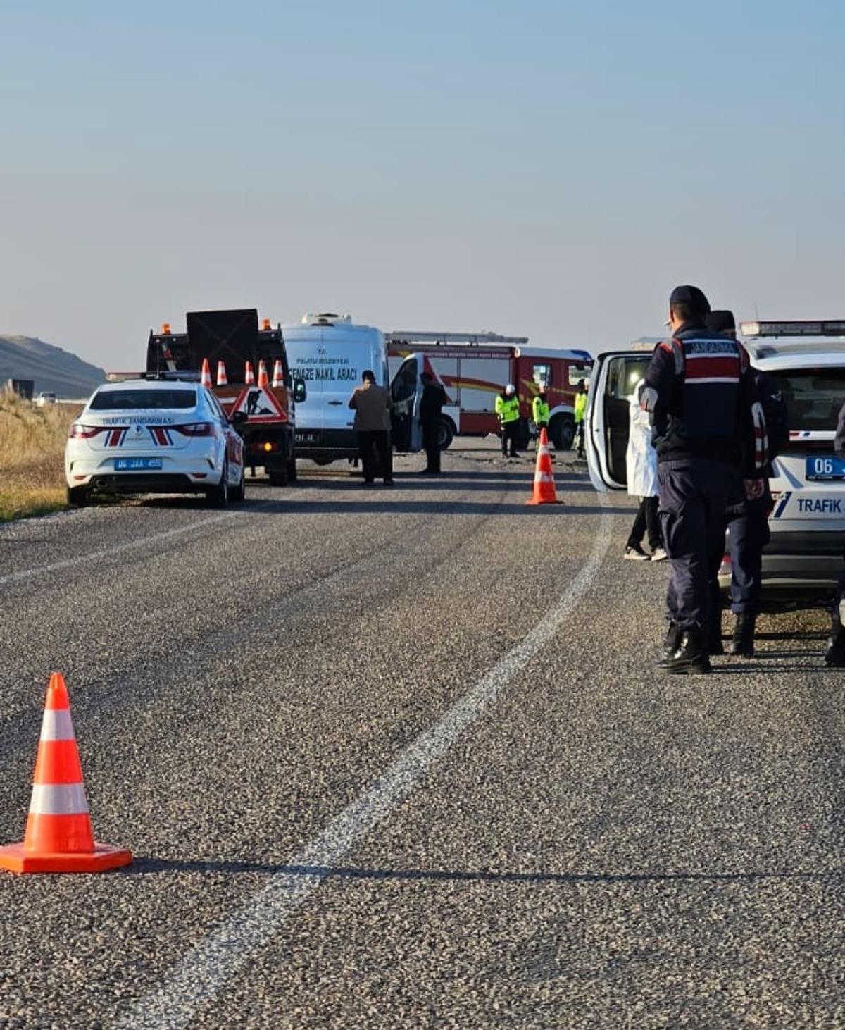 Ankara da korkun&ccedil; kaza! Kafa kafaya &ccedil;arpıştılar: 3 &ouml;l&uuml; 4