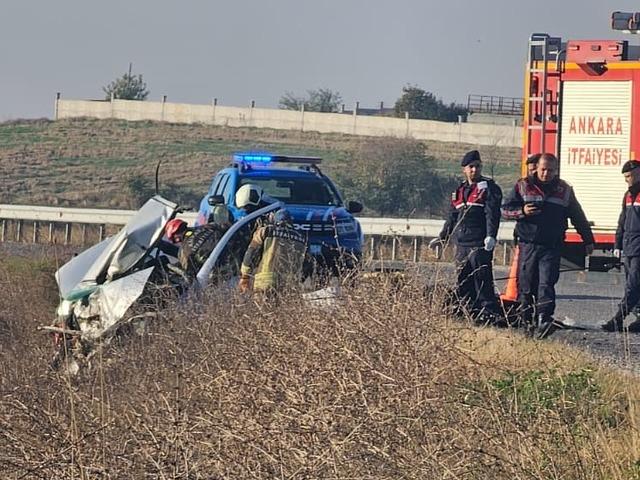 Ankara'da iki otomobil &ccedil;arpıştı: 3 &ouml;l&uuml;, 4 yaralı