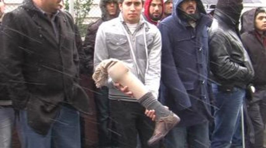 Konsolosluk &ouml;n&uuml;nde takma bacaklı maaş eylemi