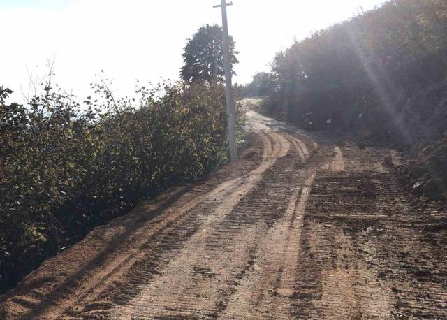 Düzce’de kayan köy yoluna müdahale edildi 3
