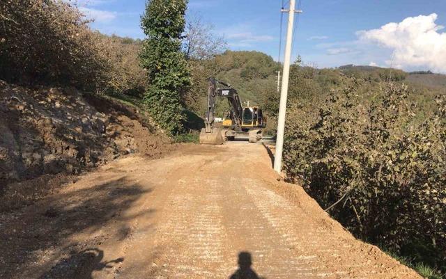 Düzce’de kayan köy yoluna müdahale edildi 2