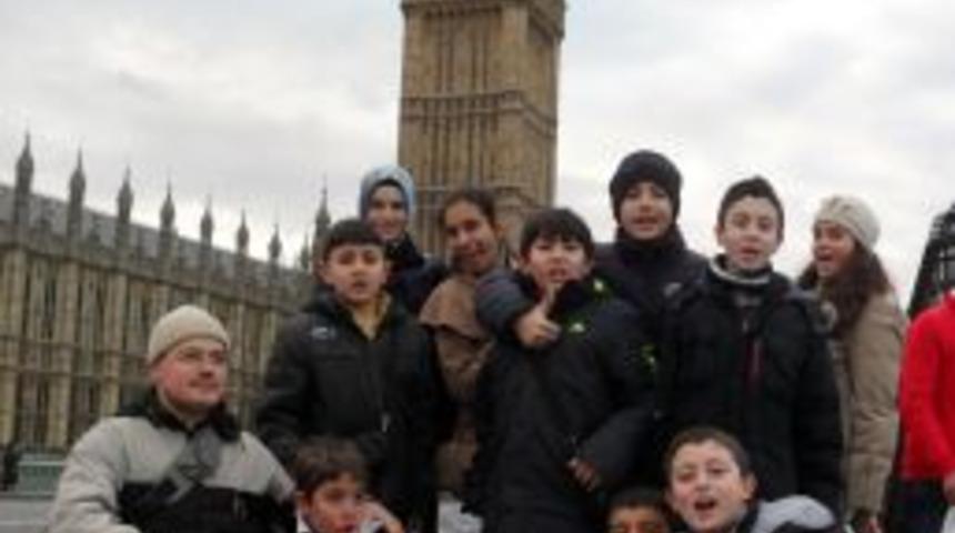 &Ouml;zel Mahmut Bayram İlk&ouml;ğretim &ouml;ğrencileri Londra'da İngilizce yarışmaya katıldı