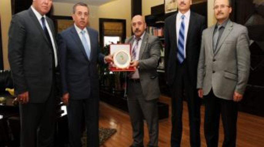 Bem-Bir-Sen&rsquo;den Pursaklar Belediye Başkanı &Ccedil;etin&rsquo;e plaket