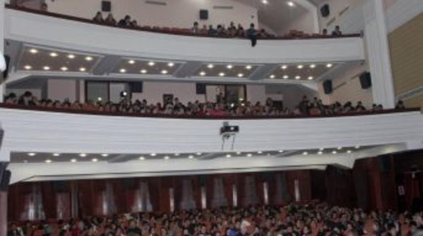 Bursa Orhangazi &Uuml;niversitesi gen&ccedil;leri tiyatroda buluşturdu