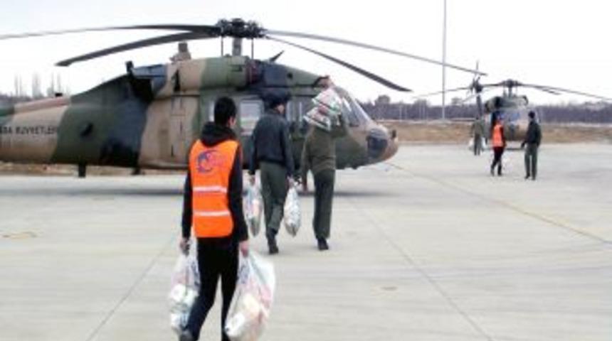 Karda mahsur kalan k&ouml;ylere askeri helikopterle gıda ulaştırılıyor