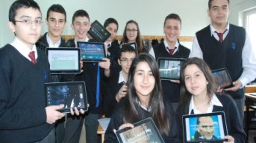İzmirli &ouml;ğrenciler tablet bilgisayarlarına kavuştu