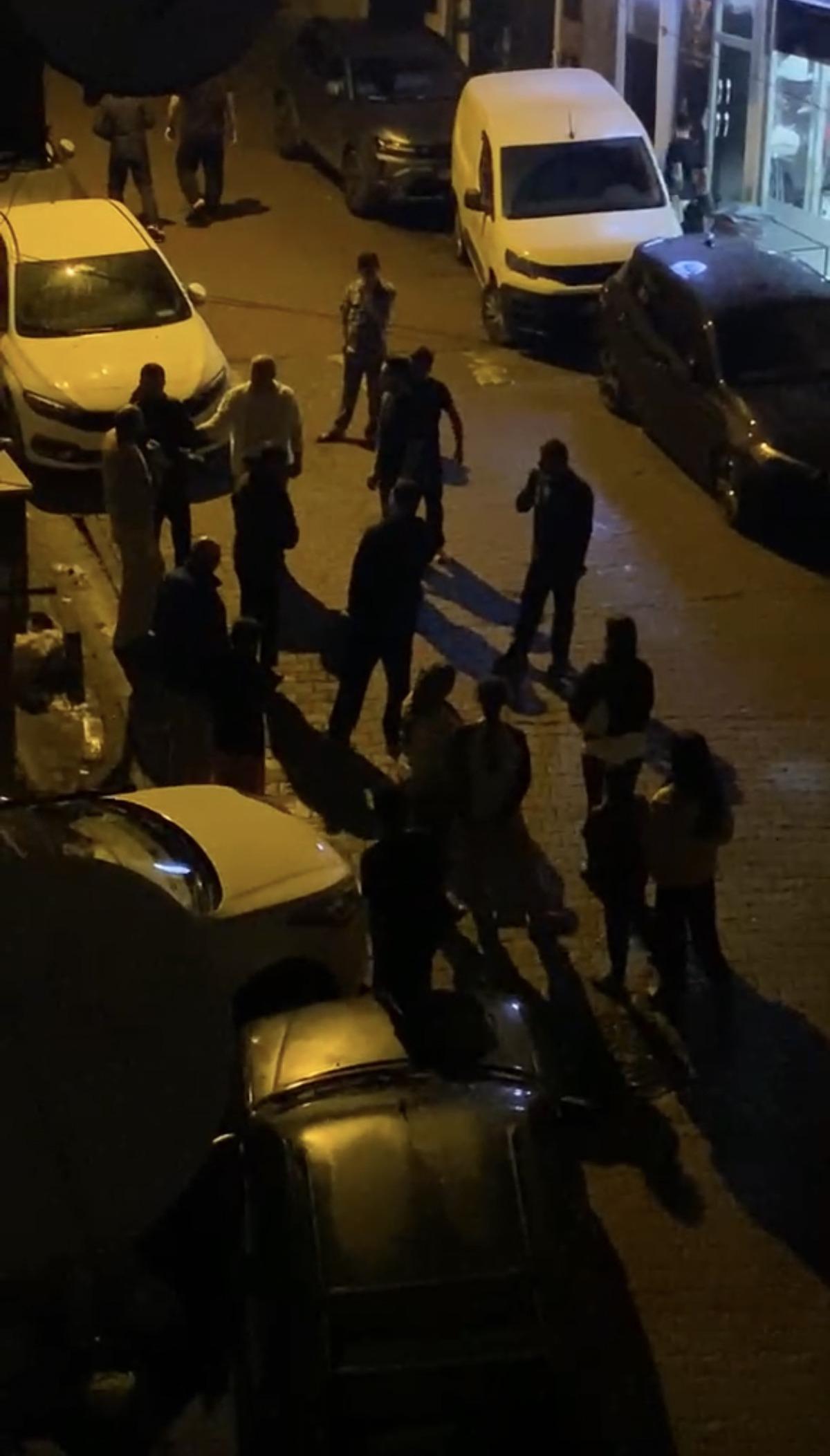 Kağıthane de kadına sokakta taciz iddiası! &Ccedil;ığlık seslerini duyan mahalleli ş&uuml;pheliyi &ccedil;ıkmaz sokakta yakaladı 3