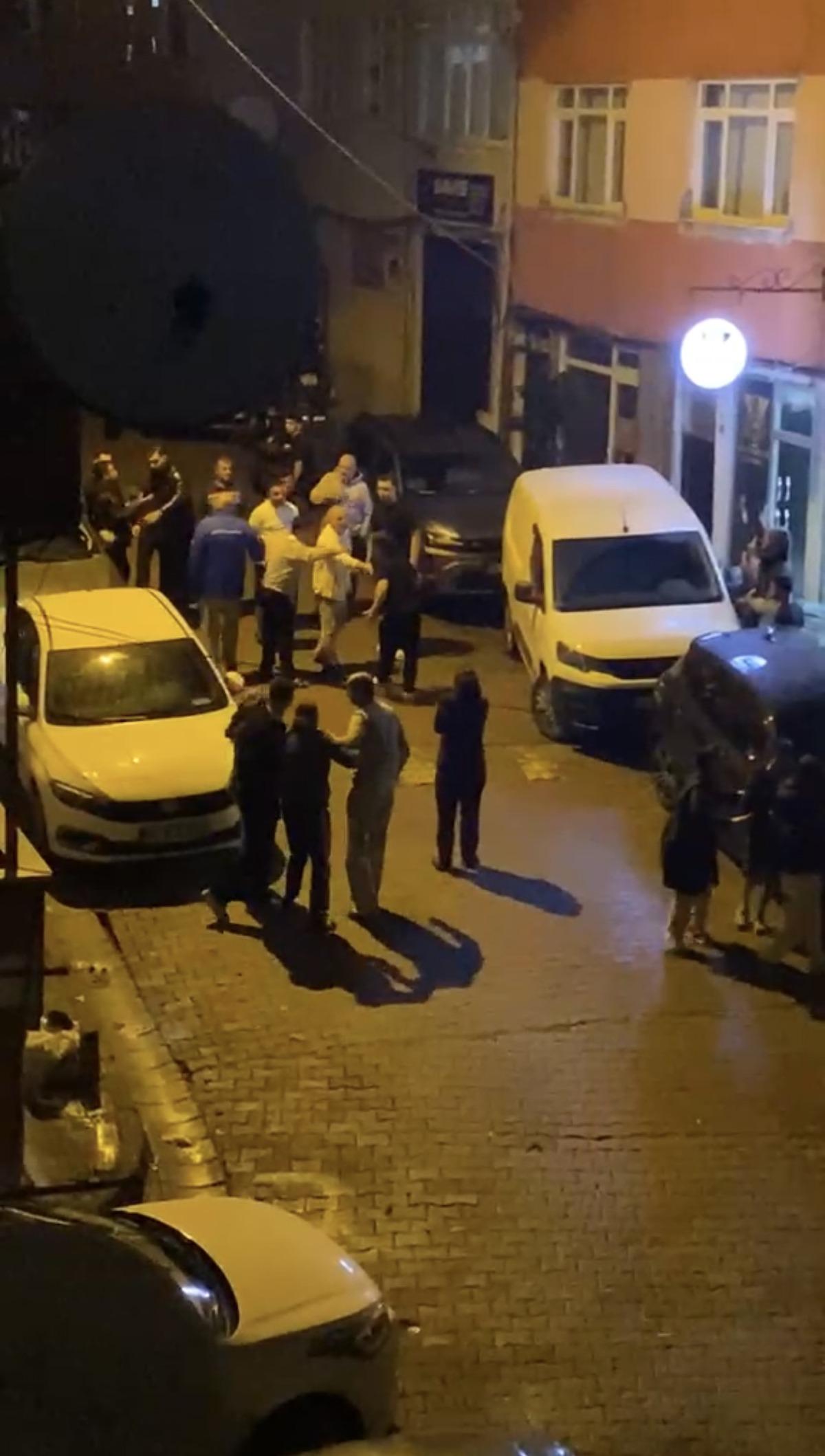 Kağıthane de kadına sokakta taciz iddiası! &Ccedil;ığlık seslerini duyan mahalleli ş&uuml;pheliyi &ccedil;ıkmaz sokakta yakaladı 2