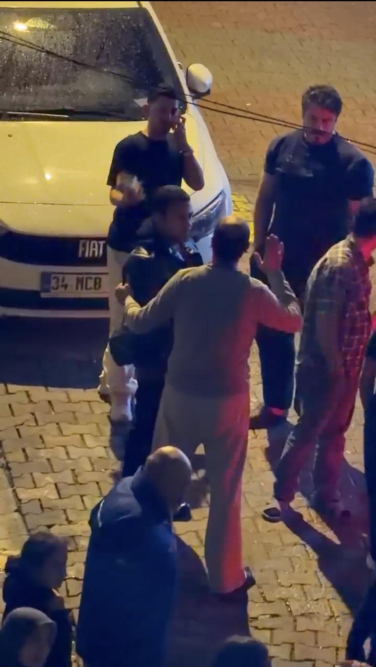 Kağıthane de kadına sokakta taciz iddiası! &Ccedil;ığlık seslerini duyan mahalleli ş&uuml;pheliyi &ccedil;ıkmaz sokakta yakaladı 1