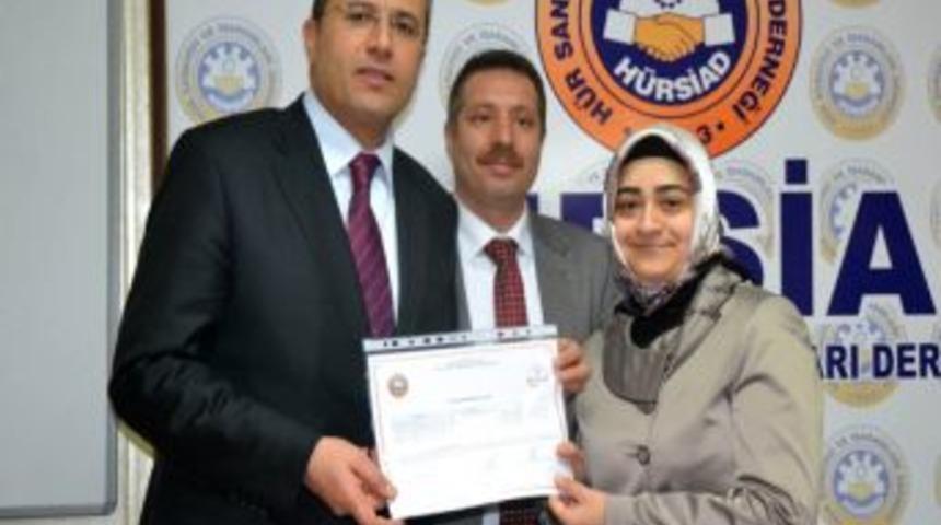 Grafikerlik eğitiminin ilk kurunu tamamlayanlar sertifikalarını aldı