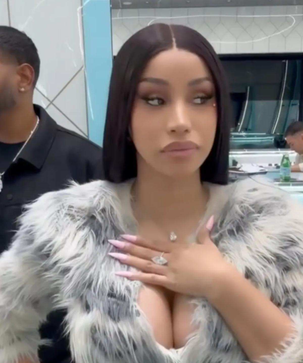Cardi B kendine servet değerinde doğum günü hediyeleri aldı! 4