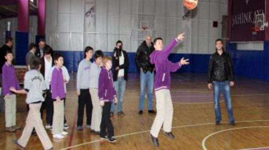 Tofaşlı basketbolcular &ouml;ğrencilerle buluştu