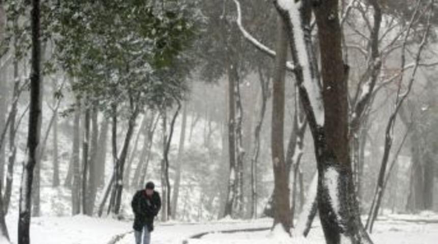 Beyaza b&uuml;r&uuml;nen Yıldız Parkı&rsquo;ndan kar manzaraları