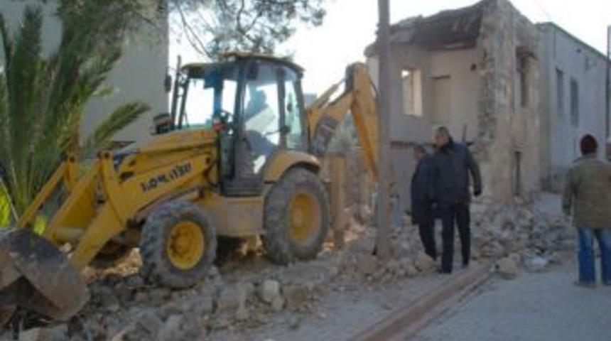 Silifke Belediyesi eski binaları yıkıyor