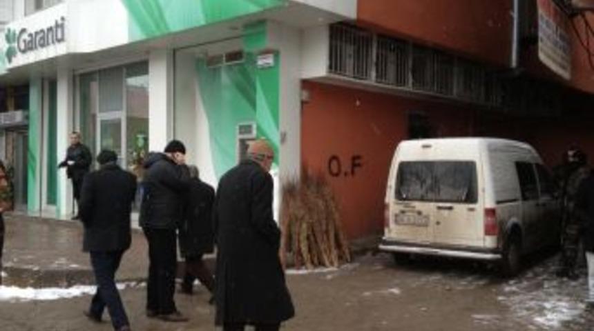 Banka soyguncusu, &ccedil;aldığı parayla yakayı ele verdi