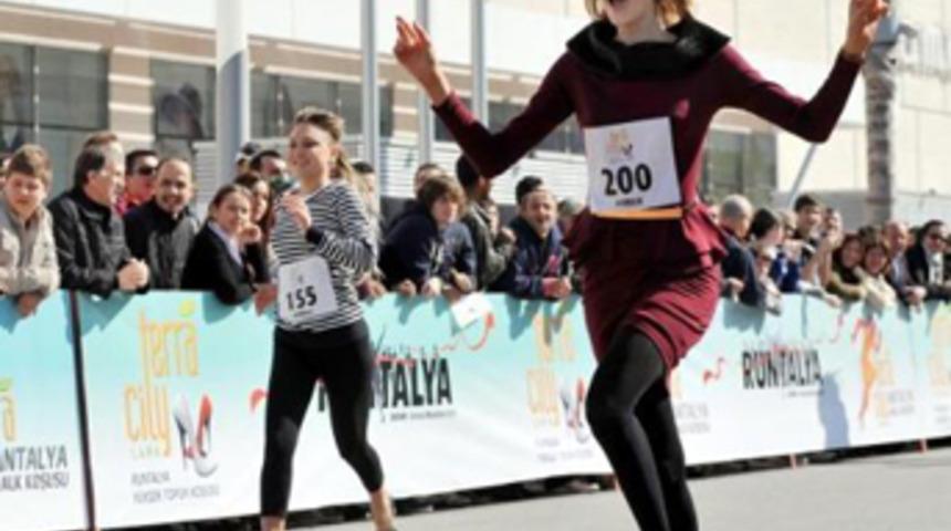 Caroline de y&uuml;ksek topuklarla koştu