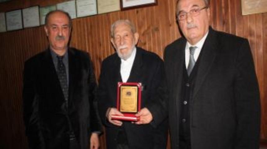 95 yaşındaki Tahsin Demirci&rsquo;ye en yaşlı m&uuml;kellef plaketi
