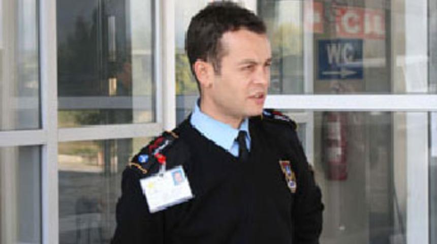 Balkondan atlayan kadını havada yakaladı