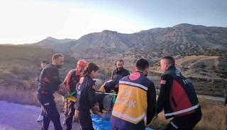 Erzincan&rsquo;da trakt&ouml;r&uuml;n altında sıkışan s&uuml;r&uuml;c&uuml;y&uuml; kurtarıldı