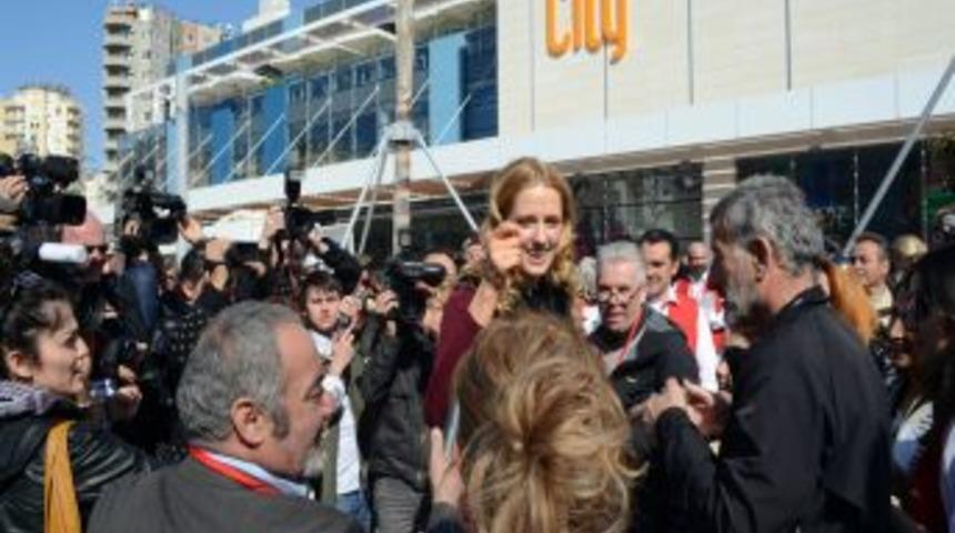 T&uuml;rkiye&rsquo;de ilk kez y&uuml;ksek topuk koşu yarışması d&uuml;zenlendi