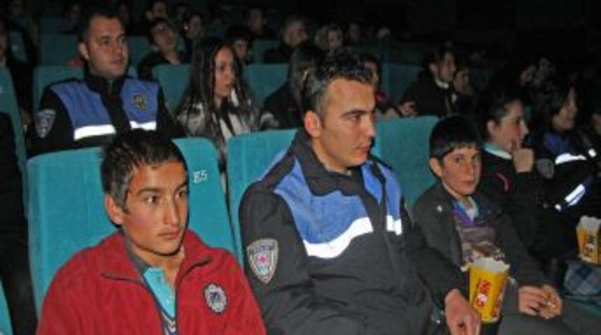 Polisler, depremzede &ccedil;ocukları Fetih 1453 filmine g&ouml;t&uuml;rd&uuml;