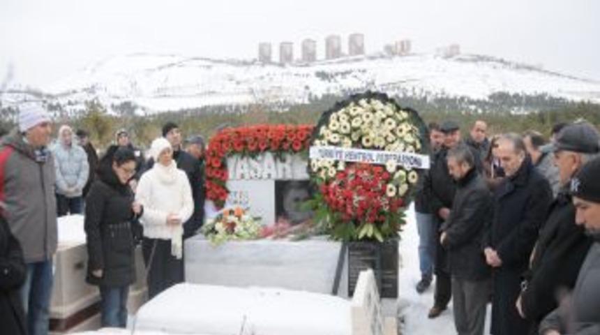 Prof. Dr. Yaşar Sevim &ouml;l&uuml;m&uuml;n&uuml;n 3. yılında kabri başında anıldı