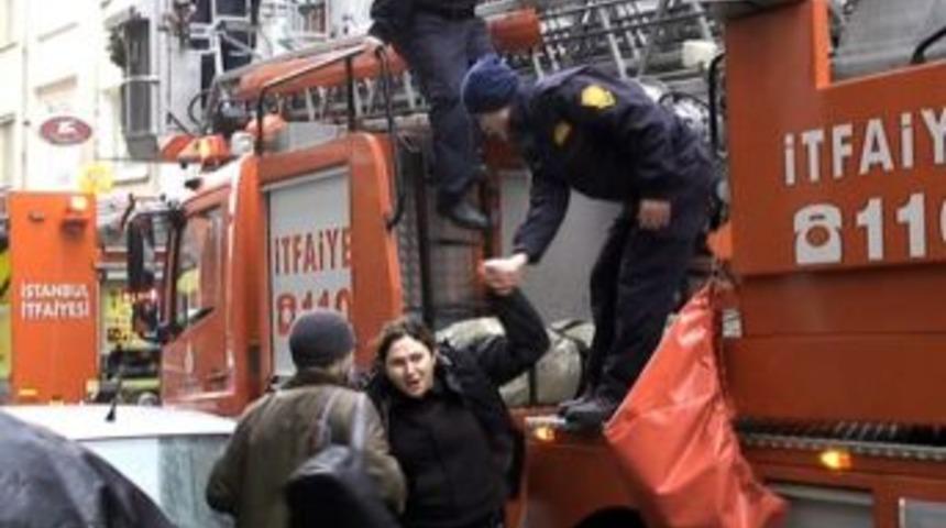 Yangında mahsur kalan kadın ve &ccedil;ocukları itfaiye kurtardı