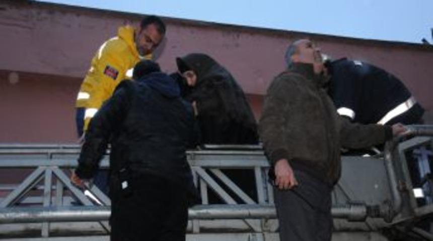 D&ouml;rt katlı binada yangın &ccedil;ıktı, 2&rsquo;si &ccedil;ocuk 6 kişi tahliye edildi