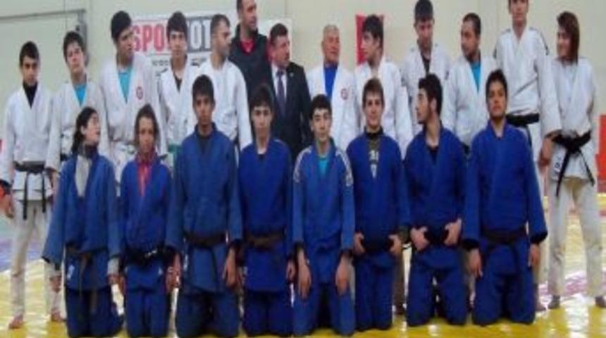 Niğde Spor İl M&uuml;d&uuml;r&uuml; Kaplan'dan judoculara ziyaret
