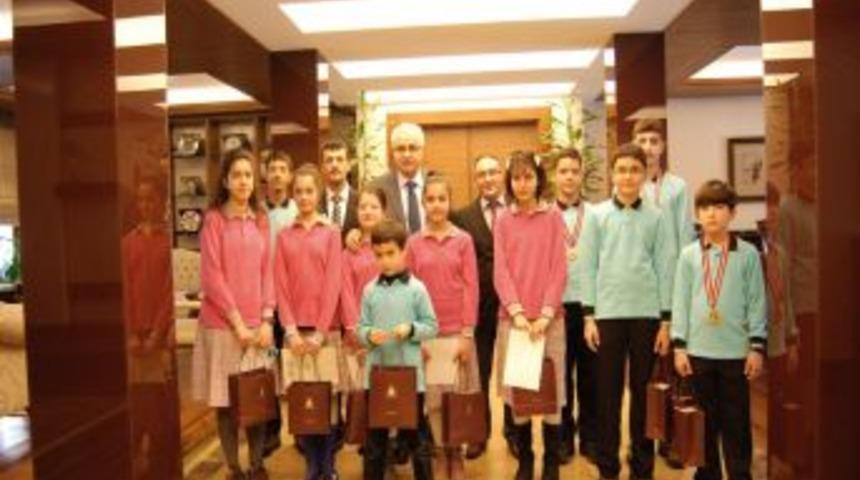 Samanyolu Koleji'nin dahilerinden Vali &Ccedil;akır'a ziyaret