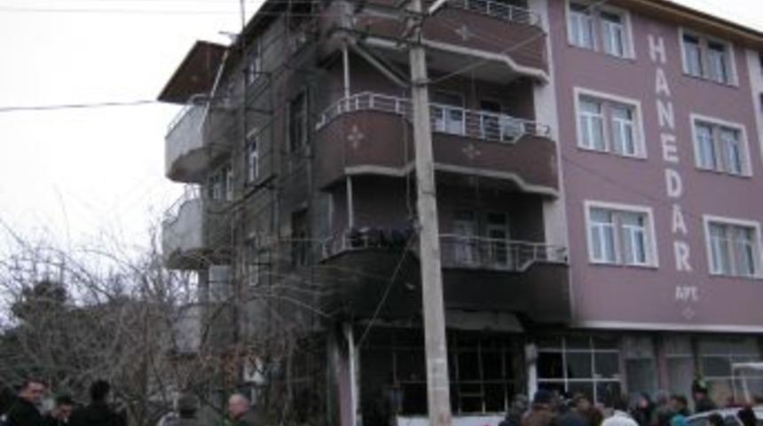 Sobaya d&ouml;k&uuml;len yanıcı madde patladı, bir kişi yaralandı