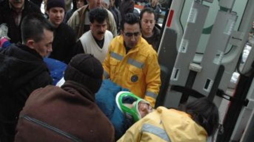 Yolun karşısına ge&ccedil;meye &ccedil;alışan &ouml;ğrenciye otomobil &ccedil;arptı