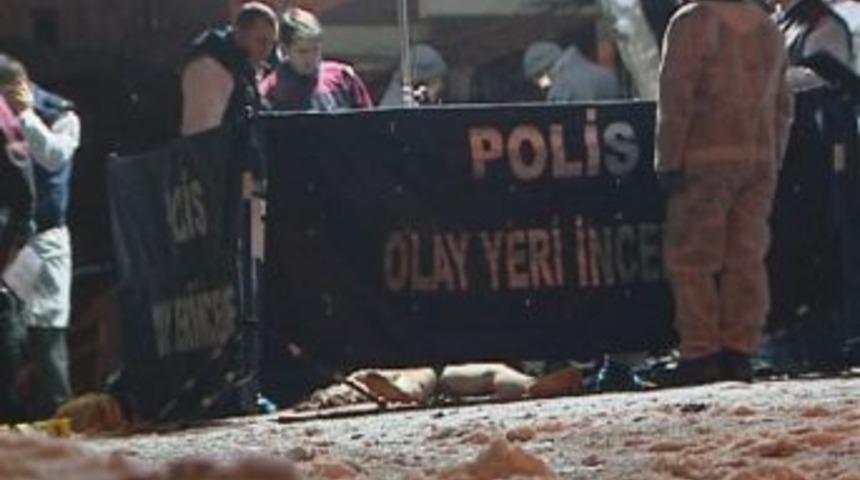 Patlamanın olduğu yerde polisin incelemesi s&uuml;r&uuml;yor