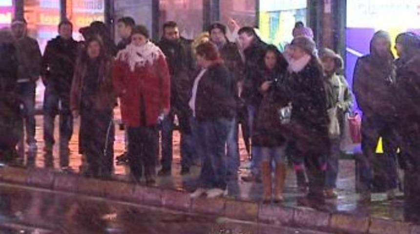 Kar yağışının sabah saatlerinde de s&uuml;rmesi bekleniyor