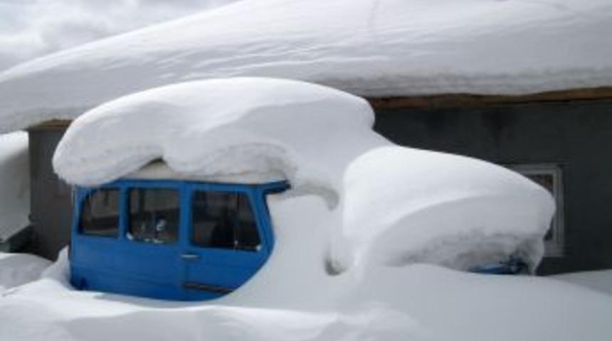 Sarıkamış'ta kar yağışı etkili oluyor
