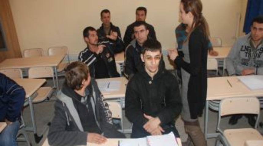 Kızıltepe'de a&ccedil;ılan okuma yazma kursuna işitme engellilerden b&uuml;y&uuml;k ilgli