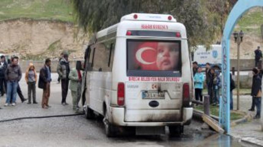 Birecik&rsquo;te dolmuş kundaklandı