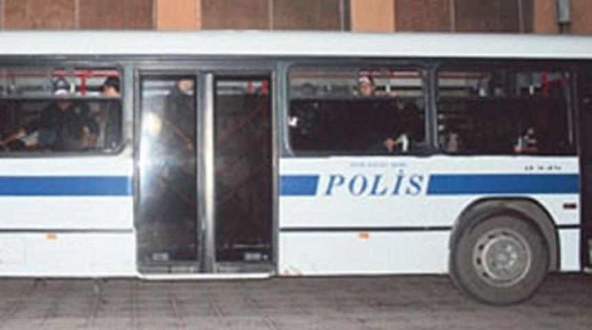 &Ccedil;evik kuvvete kaleşnikoflu saldırı