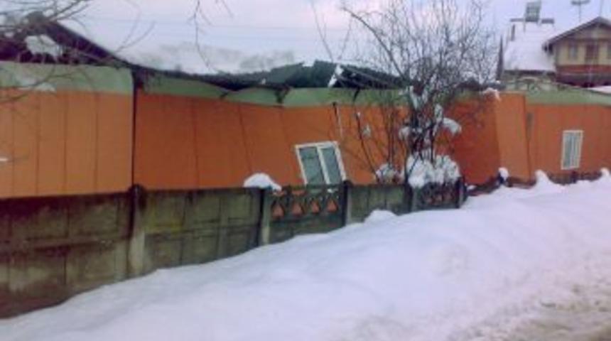 Mescit olarak kullanılan prefabriğin &ccedil;atısı kar nedeniyle &ccedil;&ouml;kt&uuml;