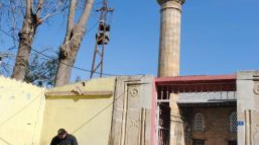 Uzunk&ouml;pr&uuml; Belediyesi, cami &ouml;nlerini yıkayarak temizliyor