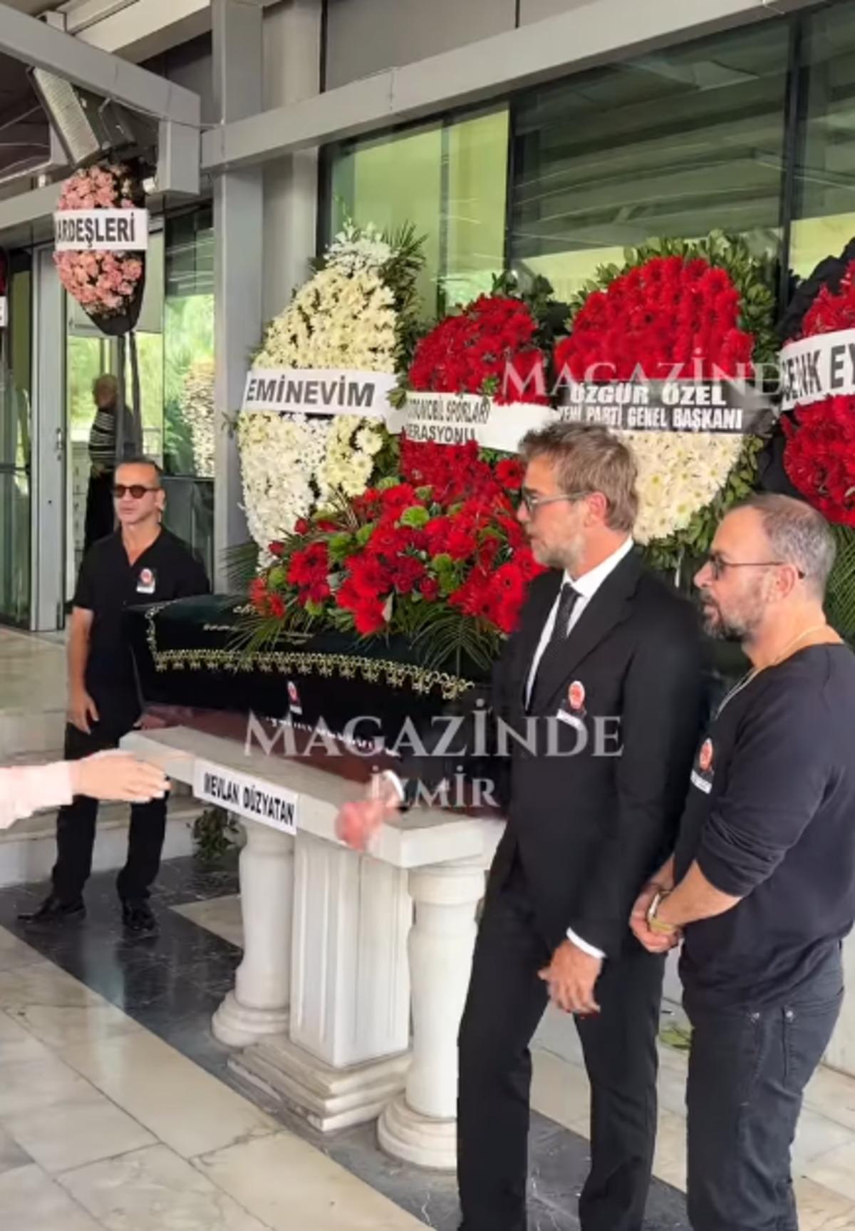 Engin Altan Düzyatan babasının tabutunun başından bir an olsun ayrılmadı! 2