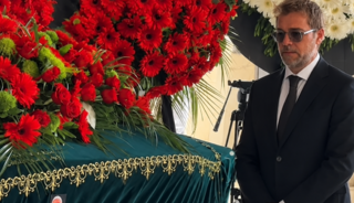 Babasının tabutunun başından bir an olsun ayrılmadı!
