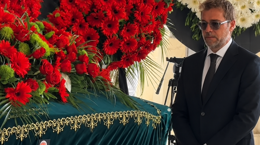 Engin Altan Düzyatan babasının tabutunun başından bir an olsun ayrılmadı!