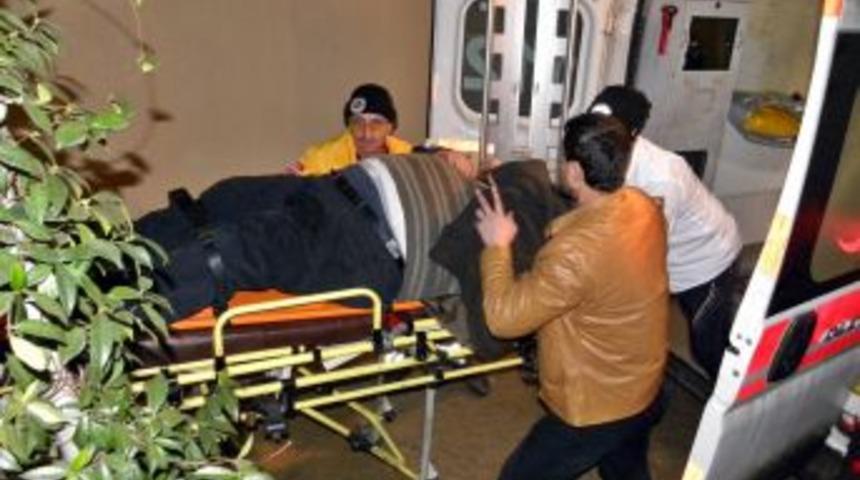 TIR'ın &ccedil;arptığı otomobilin s&uuml;r&uuml;c&uuml;s&uuml; yaralandı