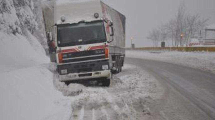 Bolu Dağı'nda kar ve sis ulaşımı olumsuz etkiliyor