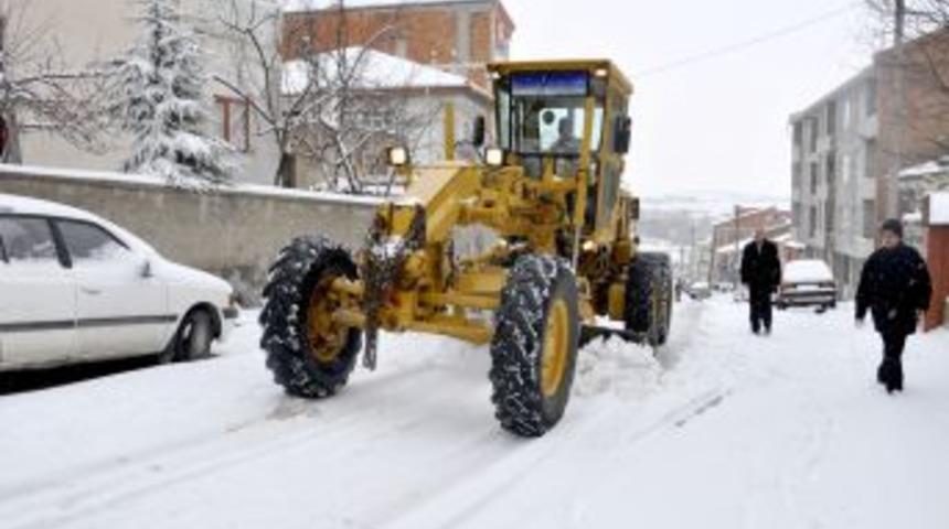 G&ouml;lbaşı'nda karla m&uuml;cadele aralıksız s&uuml;r&uuml;yor