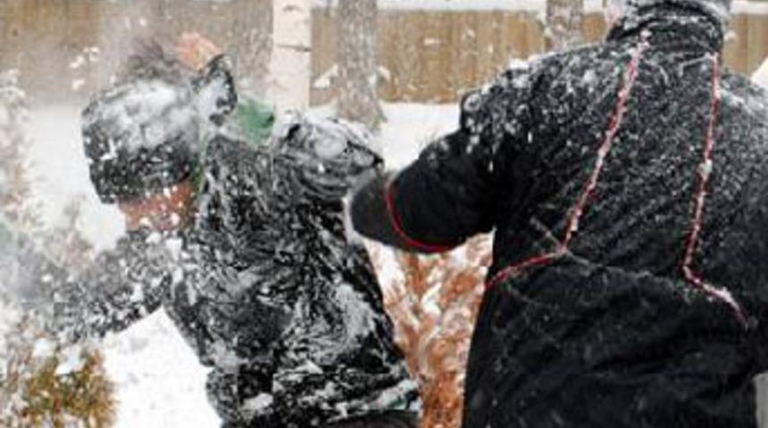 Kartopu kavgası; 3 yaralı